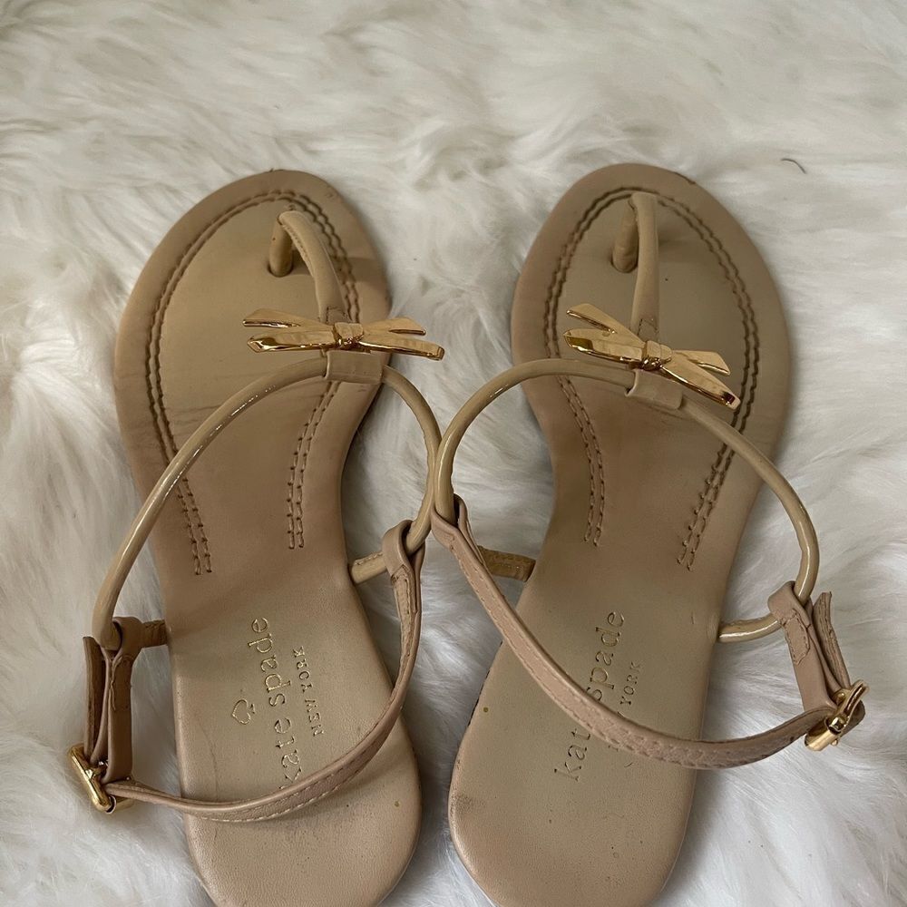 Kate spade khaki thong sandals embellished with a gold tone bow size 6M - Picture 4 of 10